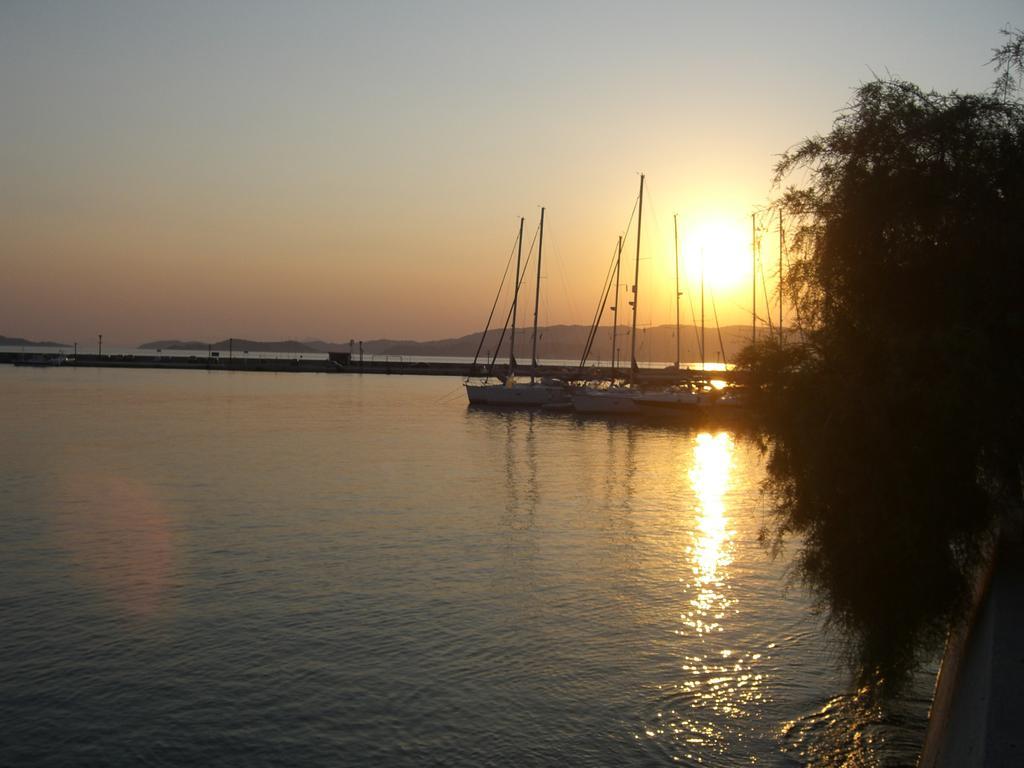 Villa Malena Glossa Bagian luar foto